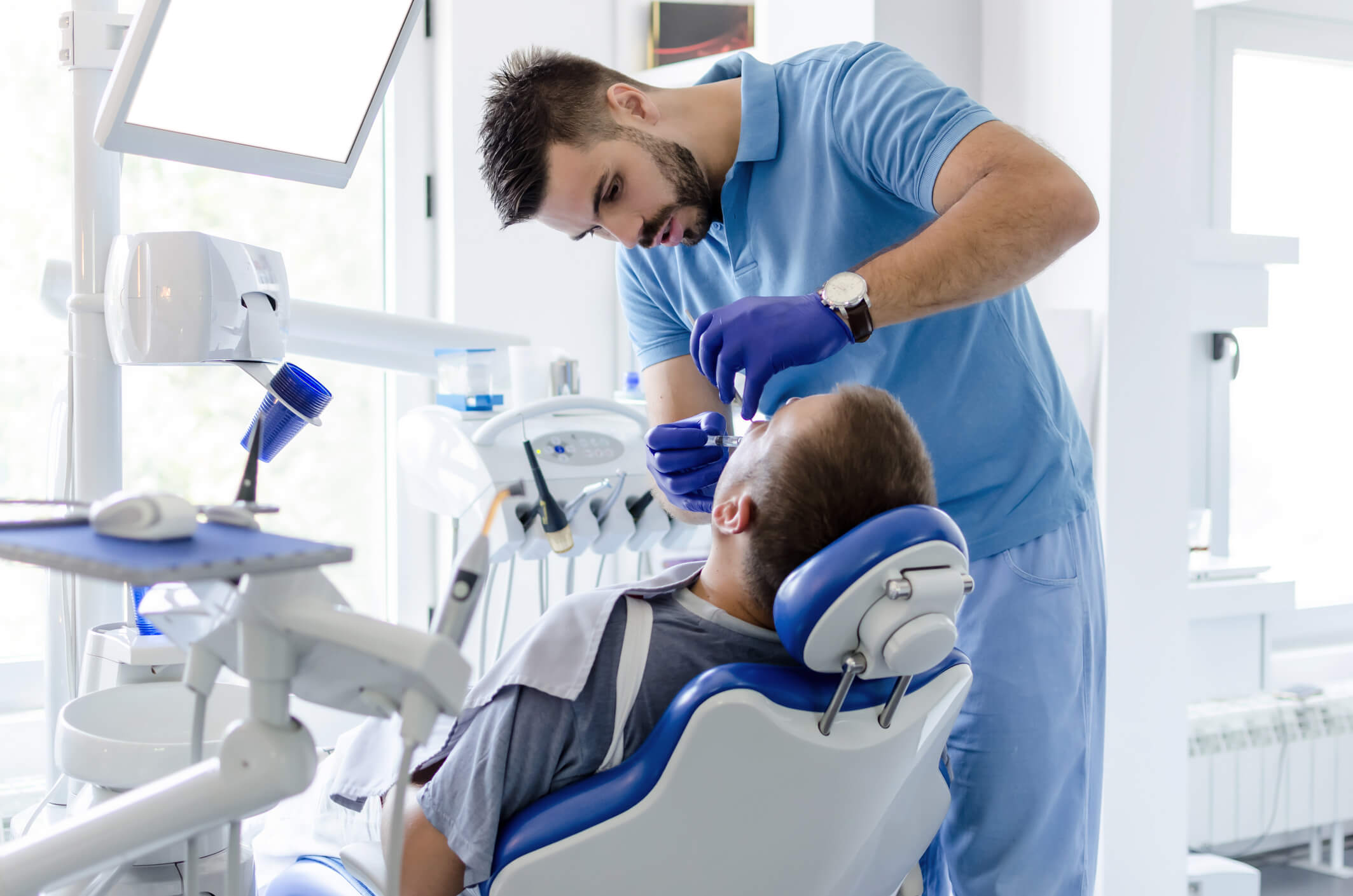 Работа врача стоматолога терапевта. Стоматолог. Зубной врач. Стоматолог мужчина. Офтоматолог.